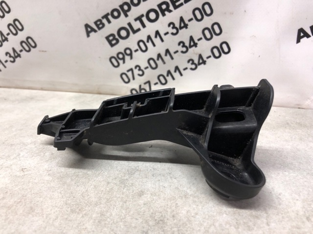 Ліве кріплення заднього бампера 5256306080 TOYOTA