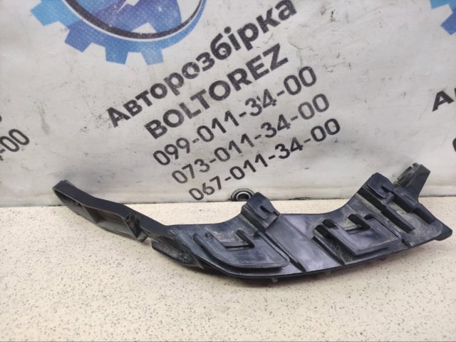 Ліве кріплення заднього бампера 525630R070 TOYOTA