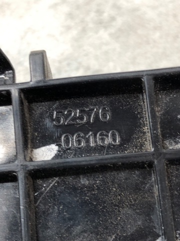 Кронштейн бампера заднього, зовнішній лівий 5257606160 TOYOTA