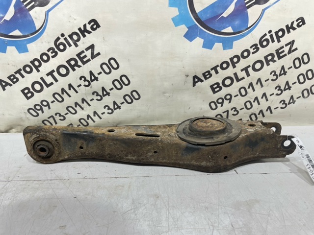 Важіль задньої підвіски нижній, правий 552203J100 HYUNDAI