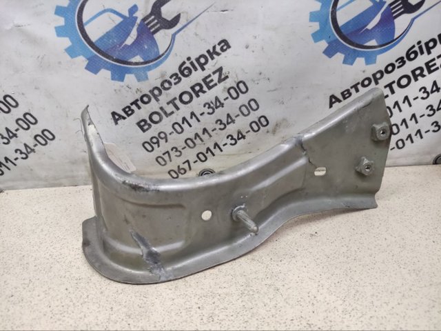 Кронштейн кріплення крила переднього лівого, передній 561821135C VAG