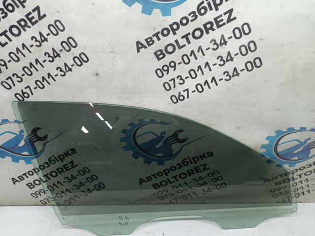 Скло передніх дверей, правих 561845202 VAG