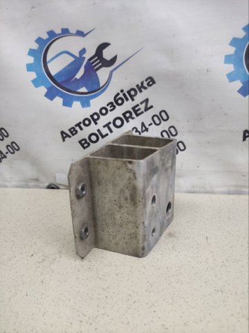 Кронштейн підсилювача заднього бампера 5832442010 TOYOTA