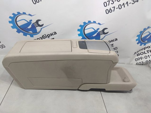 Центральна консоль торпеди 5881048170A0 TOYOTA