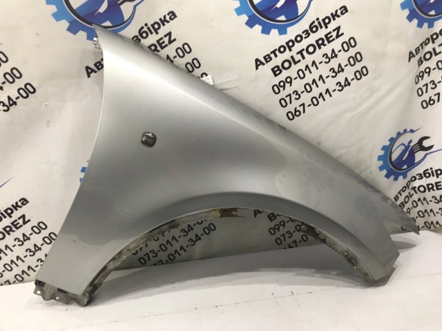 Переднє праве крило 63100CG000 NISSAN