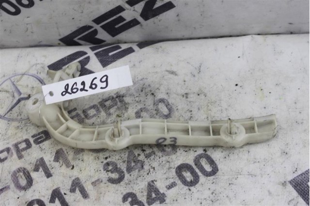 Кронштейн бампера переднього, зовнішній правий 6400A588 MITSUBISHI