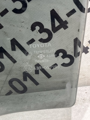 Скло задніх дверей, лівих 6810442130 TOYOTA