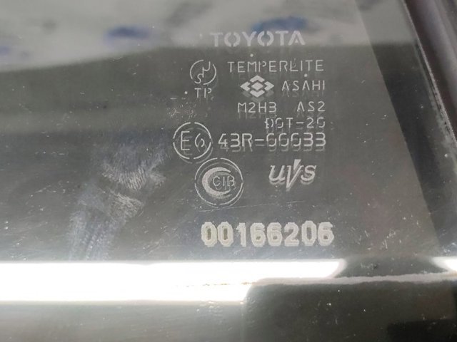 Куточок задніх лівих дверей 6812442060 TOYOTA