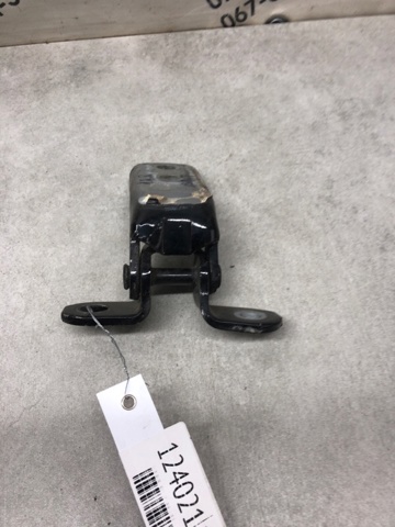 Петля передніх дверей права 6871012150 TOYOTA