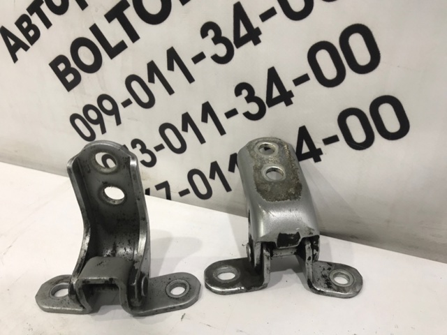 Петля передніх дверей права 6871030160 TOYOTA