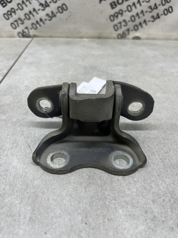 Петля передніх дверей права 6873002050 TOYOTA