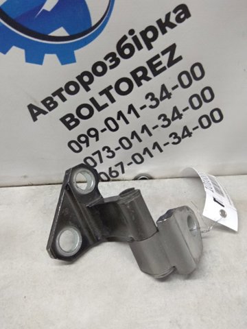 Петля передніх дверей права 6873030180 TOYOTA