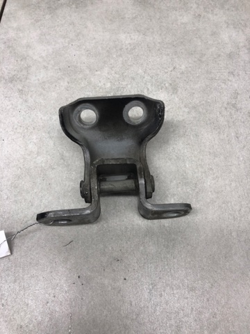 Петля передніх дверей права 6873033020 TOYOTA