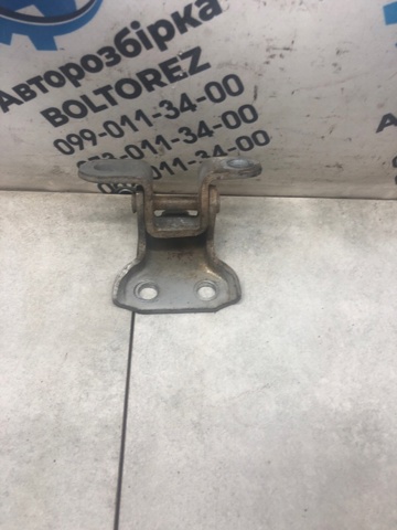 Петля передніх дверей лівих 6874033021 TOYOTA