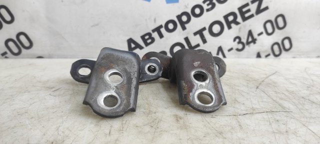 Дверний шарнір задній лівий 6876032060 TOYOTA
