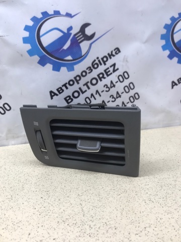 Решітка повітроводу права 68760JG40A NISSAN