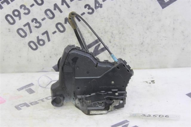 Замок передніх пасажирських дверей 690300C050 TOYOTA