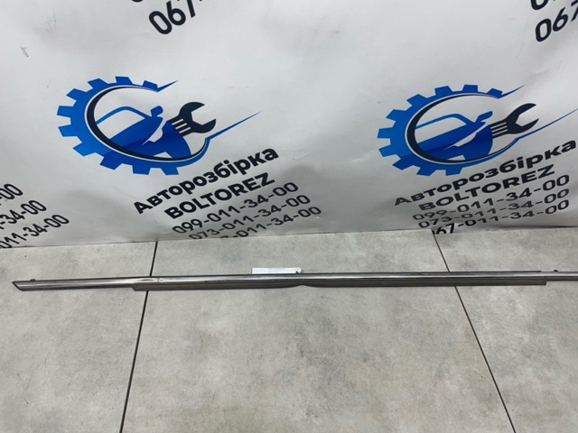 Молдинг опускного скла дверей передньої, правої 7571033130 TOYOTA
