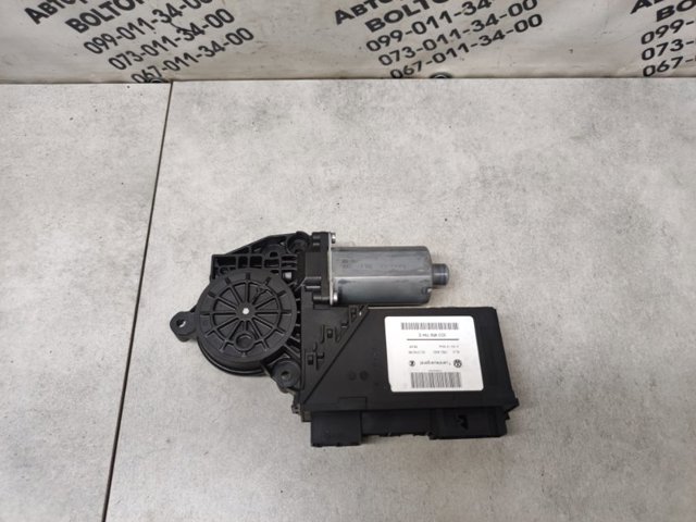 Моторчик склопідйомника двері задніх, правих 7L0959704D VAG