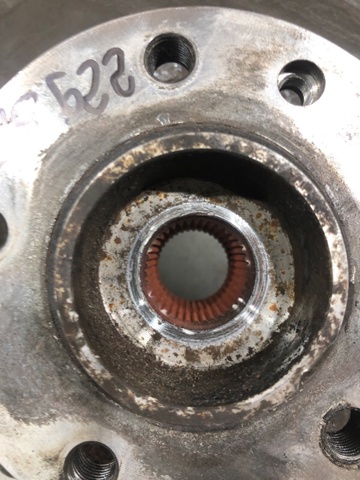 Кулак поворотний правий 7L6505436B VAG