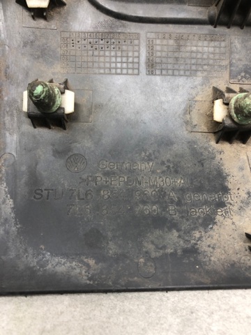 Молдинг переднього правого крила 7L6854960A VAG