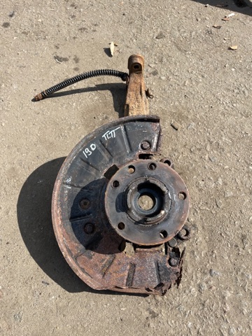 Кулак поворотний передній правий 7P6407246A VAG