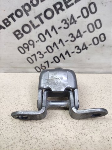 Петля передніх дверей права 80400AG00A NISSAN