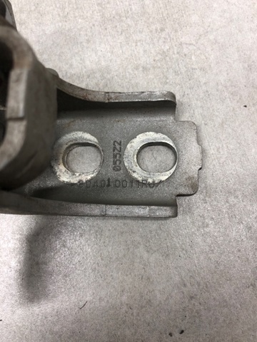Петля передніх дверей лівих 804010019R RENAULT