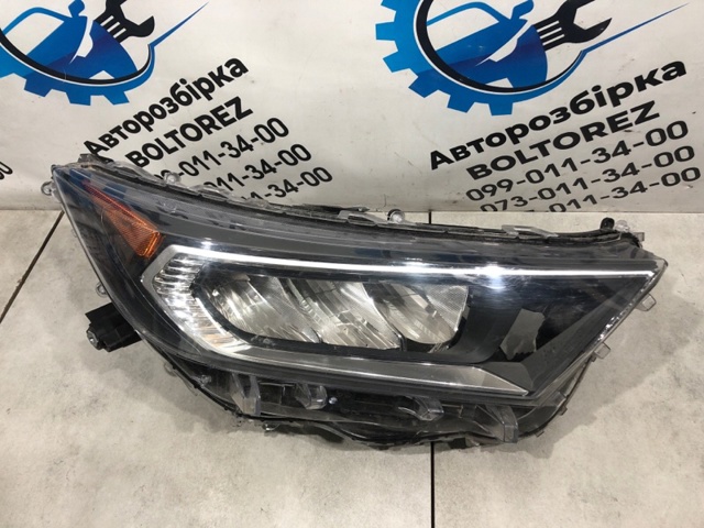 Фара комбінована, передня 811100R140 TOYOTA