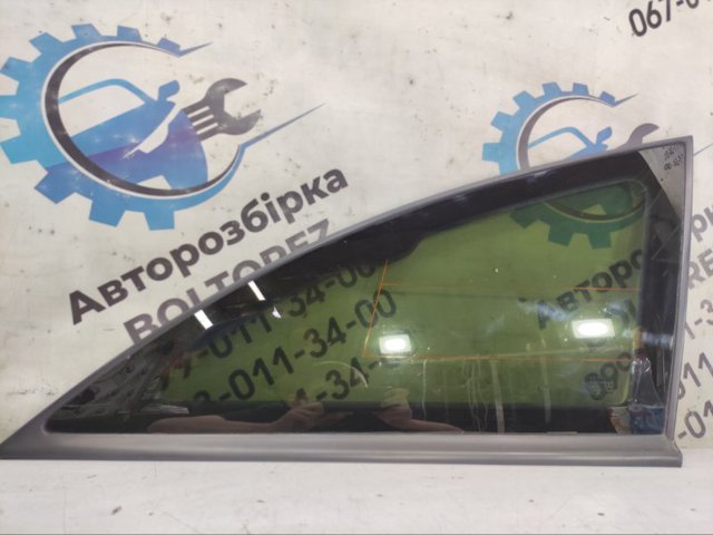 Скло кузова/багажного відсіку, праве 8200000428 RENAULT