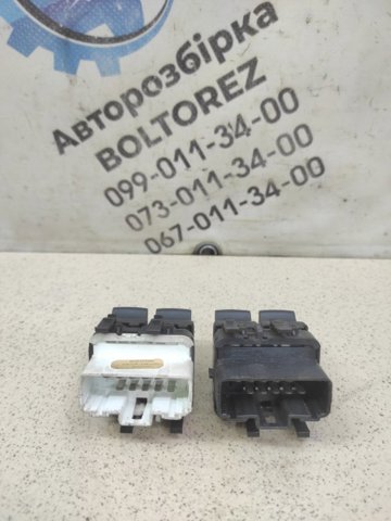 Кнопка блокування замка дверей 8200015090 RENAULT