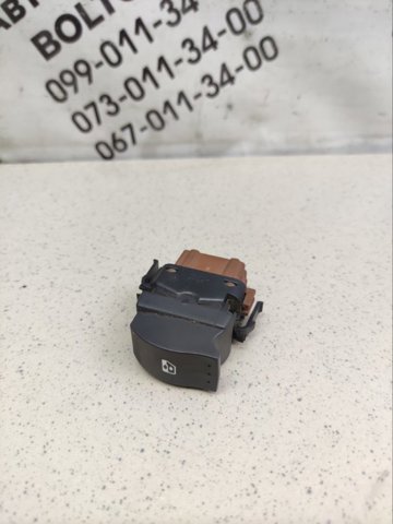 Кнопка блокавання дверей 8200220507 RENAULT