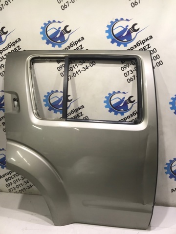 Двері пасажирські задні праві 82100EB330 NISSAN