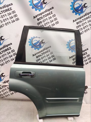 Скло заднє праве 823008H500 NISSAN