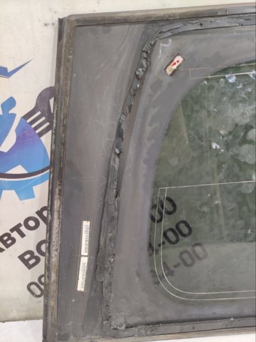 Скло багажного відсіку, ліве 83307EB305 NISSAN