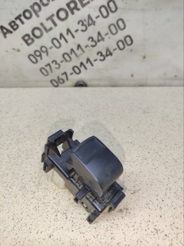 Кнопка підйомника переднього правого скла 8481052030 TOYOTA