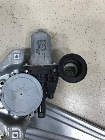 Моторчик склопідйомника двері задніх, правих 857200D120 TOYOTA