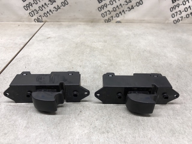 Кнопка підйомника заднього скла 8608A063 MITSUBISHI