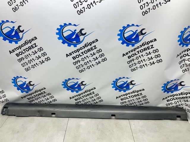 Накладка зовнішня (молдинг) порога, правий 877723E500 HYUNDAI