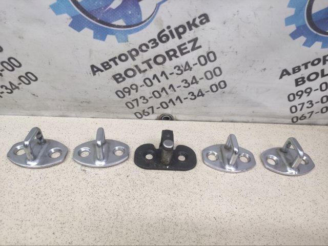 Петля-зачіп (відповідна частина) замка двері задньої 8Z0837033A VAG