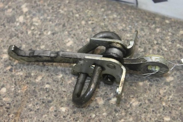 Обмежувач відкриття дверей, задній 90508651 OPEL