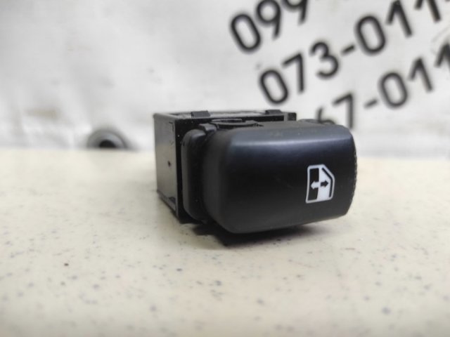 Кнопка вмикання двигуна склопідіймача задня 935812B000 HYUNDAI