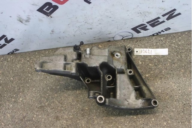 Кронштейн компресора кондиціонера A1112361330 MERCEDES
