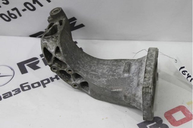 Кронштейн подушки (опори) двигуна, правої A1132232104 MERCEDES