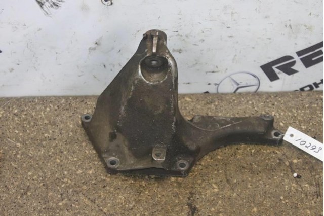 Кронштейн подушки (опори) двигуна, лівої A1372230404 MERCEDES