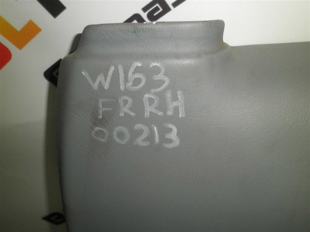 Обшивка передніх дверей правих A1637203670 MERCEDES