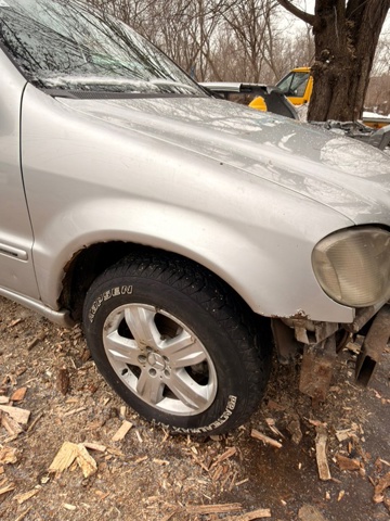 Переднє праве крило A1638801406 MERCEDES
