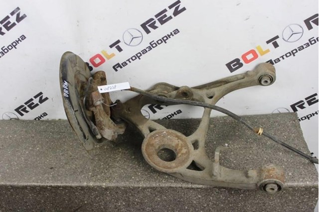 Цапфа поворотна права A1643500808 MERCEDES