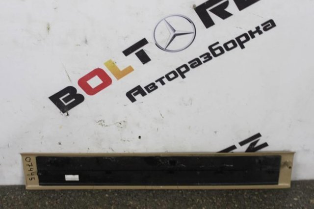 Накладка дверного порога внутрішня, передня ліва A1646803335 MERCEDES