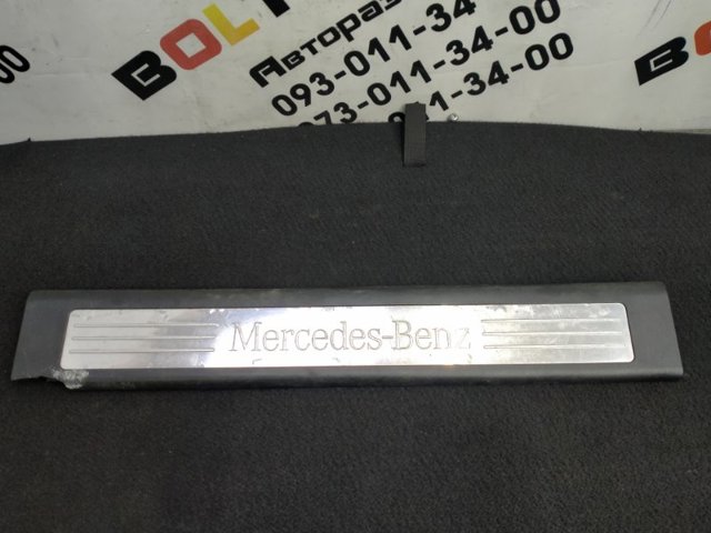 Облицювання порогу внутрішня, передні праві A1646803435 MERCEDES